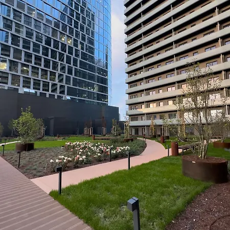 Urban Global Skyline 23rd Floor No 8, Free Garage, Self Check-in, No Deposit Apartament